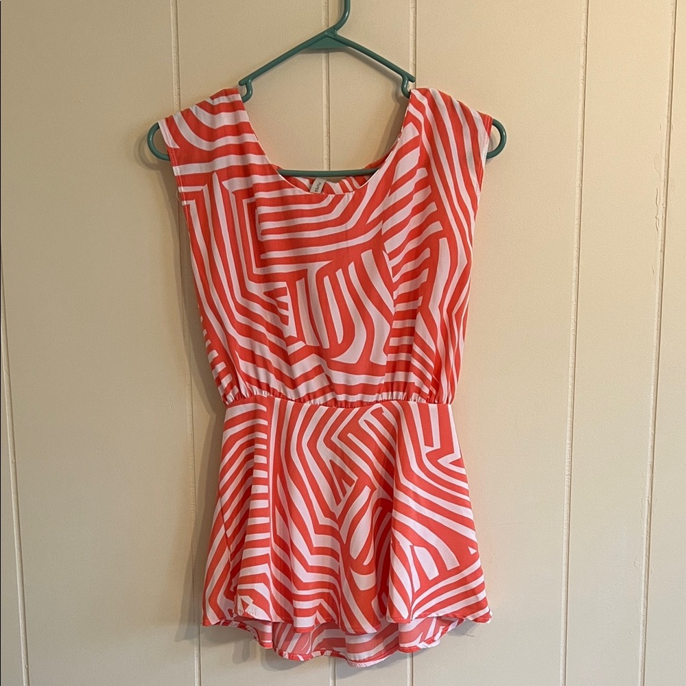 NWOT Peach Paper Crane Pink and White Geometric Top Size M